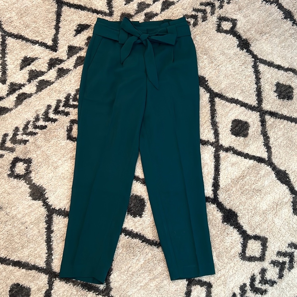 Beautiful BARELY WORN Express brand emerald green pants!